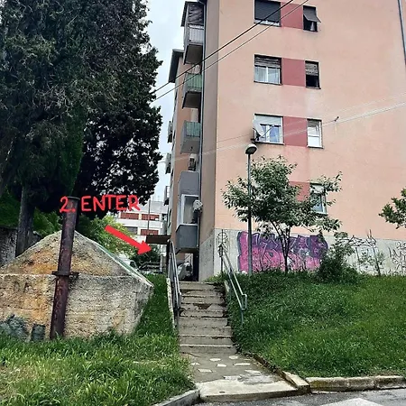 Goga Ostanak kod kuće